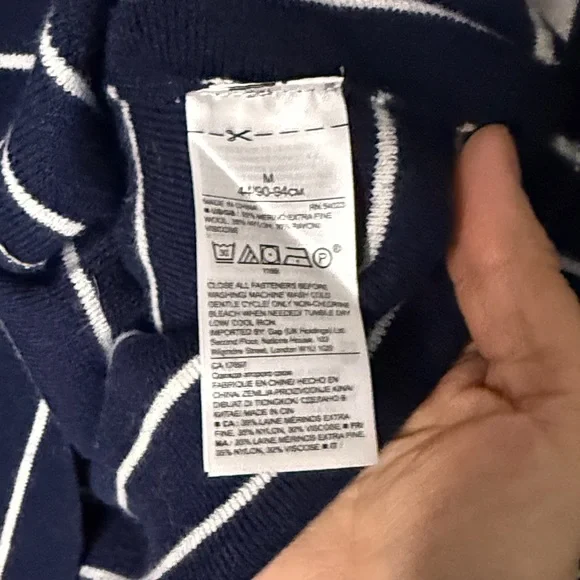❤️⚓️ Banana Republic Navy and White Striped 100% Merino Wool Sweater NWOT, Med - Picture 8 of 11